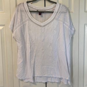 Gloria Vanderbilt Tee in white with embroidery front size XL.